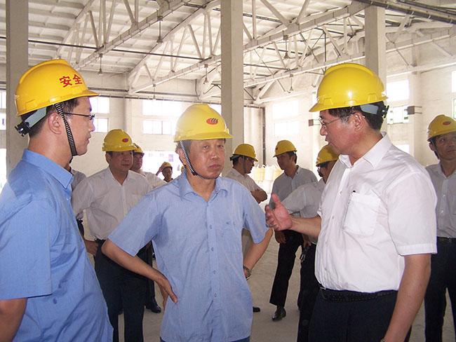 2009年7月20日，張家港市委書記黃欽來我公司進(jìn)行高溫慰問及夏季安全生產(chǎn)檢查
