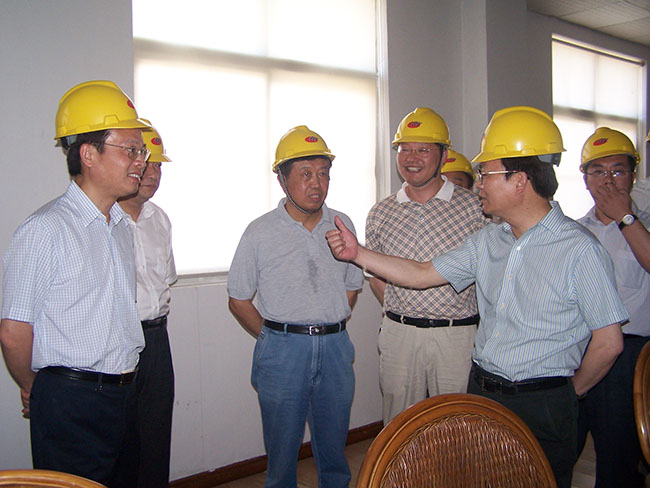 2011年7月29日，蘇州市副市長(zhǎng)浦榮皋到集團(tuán)核心企業(yè)華昌化工檢查指導(dǎo)工作