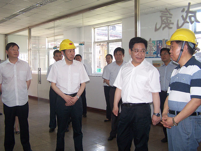 2012年7月26日，張家港市委書記徐美健冒著高溫到華昌慰問