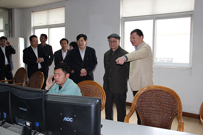 2013年4月20日，中國科學(xué)院朱兆良院士參觀集團(tuán)核心企業(yè)華昌化工調(diào)度室