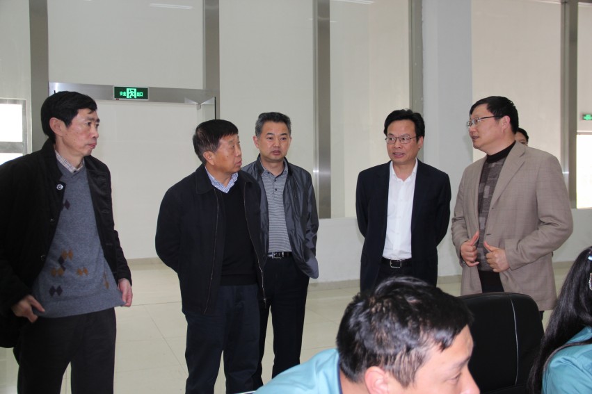 2015年4月16日下午，張家港市委書記姚林榮，市委常委、保稅區(qū)黨工委副書記、管委會副主任、金港鎮(zhèn)黨委書記卞東方等領(lǐng)導(dǎo)來華昌化工，就公司新項目進(jìn)行調(diào)研。朱郁健、路江、胡波等領(lǐng)導(dǎo)陪同姚書記一行參觀了氣化主控室和多元醇主控室。